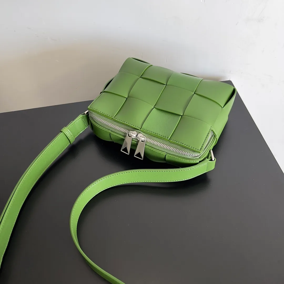Batch 1960 BV men’s camera bag, BV men’s 2023 SS Pre Spring new camera 📷The zippered Cassette is a bit cool⭕️ Very suitable for babies who like to be low-key and unassuming, this bag is really boyfriend-friendly💪, it should be worn with a windbreaker or sweater in autumn and winter. Imported Italian calfskin, the quality is visible, and the capacity is completely OK. Style number: 730027 Size: 20*15*5